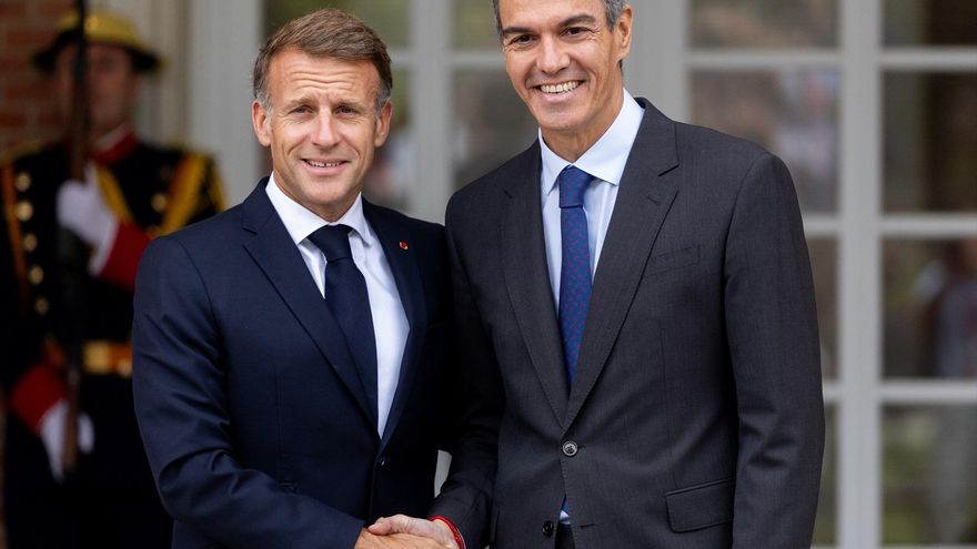 El presidente del Gobierno, Pedro Sánchez (d), recibe al presidente de la República Francesa, Emmanuel Macron (i), a 30 de septiembre de 2026, en Madrid (España). Eduardo Parra / Europa Press