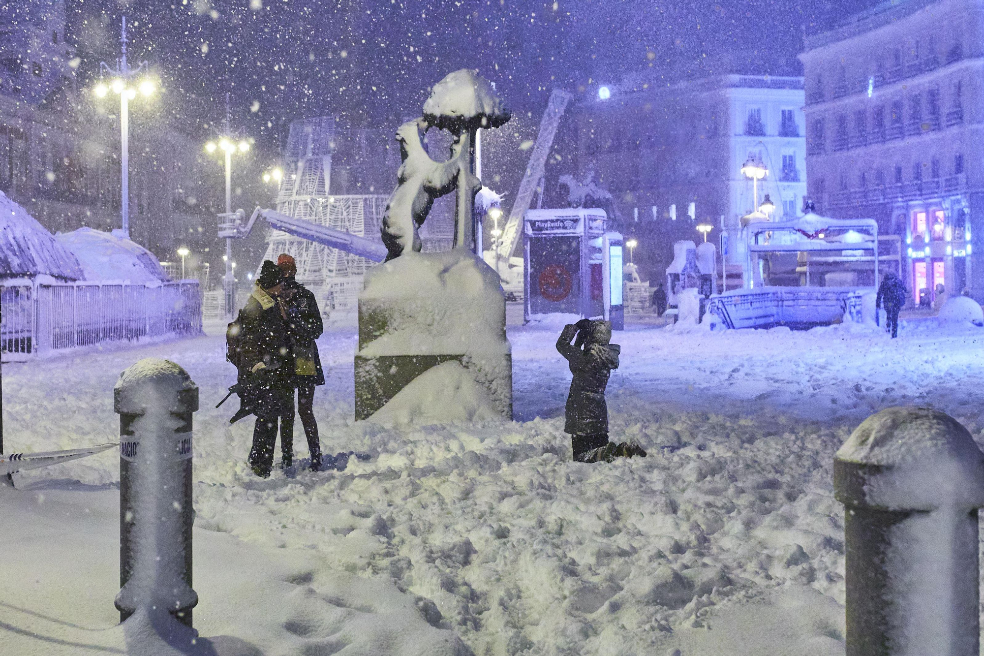 La Puerta del Sol ha amanecido completamente nevada una semana después de ser el escenario de las campanadas