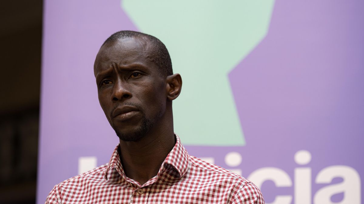 La Policía detiene al activista y exdiputado de Podemos Serigne Mbaye en la puerta de su casa