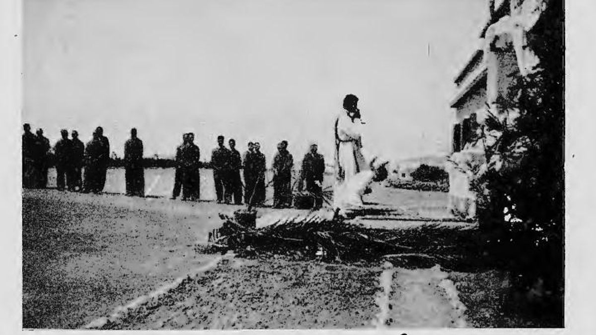 Presos durante una misa en la Colonia de Tefía. (Fotografía de la Dirección General de Diversidad de la Consejería de Bienestar Social del Gobierno de Canarias).