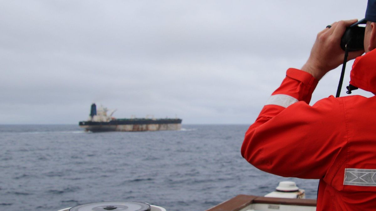 Con nueva bandera rusa, espiado por Reino Unido y capturado por EEUU: ¿a qué viene tanto interés por un petrolero sin petróleo?