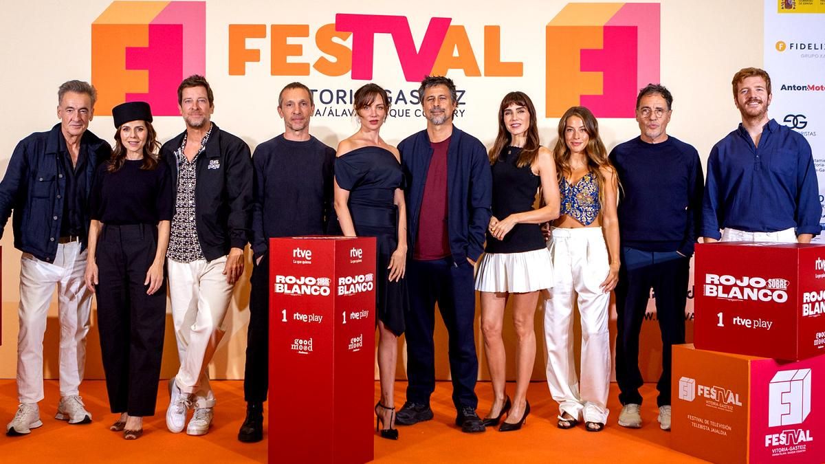 RTVE presenta su serie 'Rojo sobre blanco' con Hugo Silva y María Hervás: "Es una historia de siempre con look moderno"