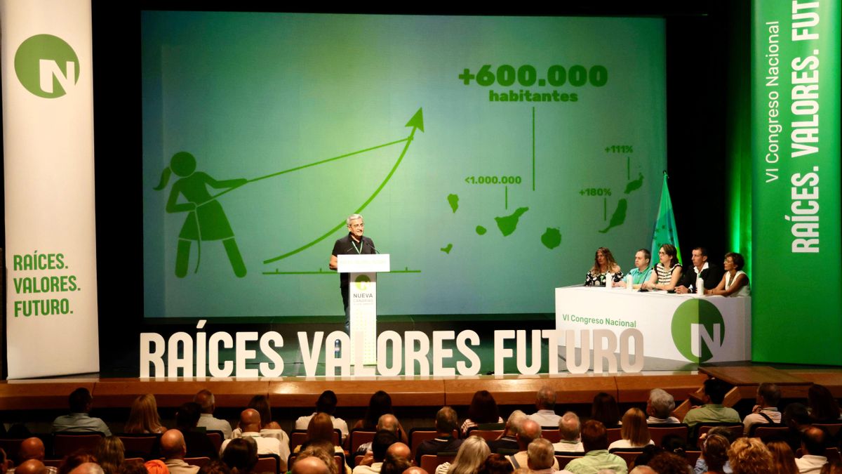 Román Rodríguez expone el informe de gestión de la dirección saliente.