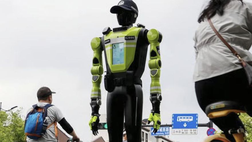 China ya usa robots como policía de tráfico en sus ciudades