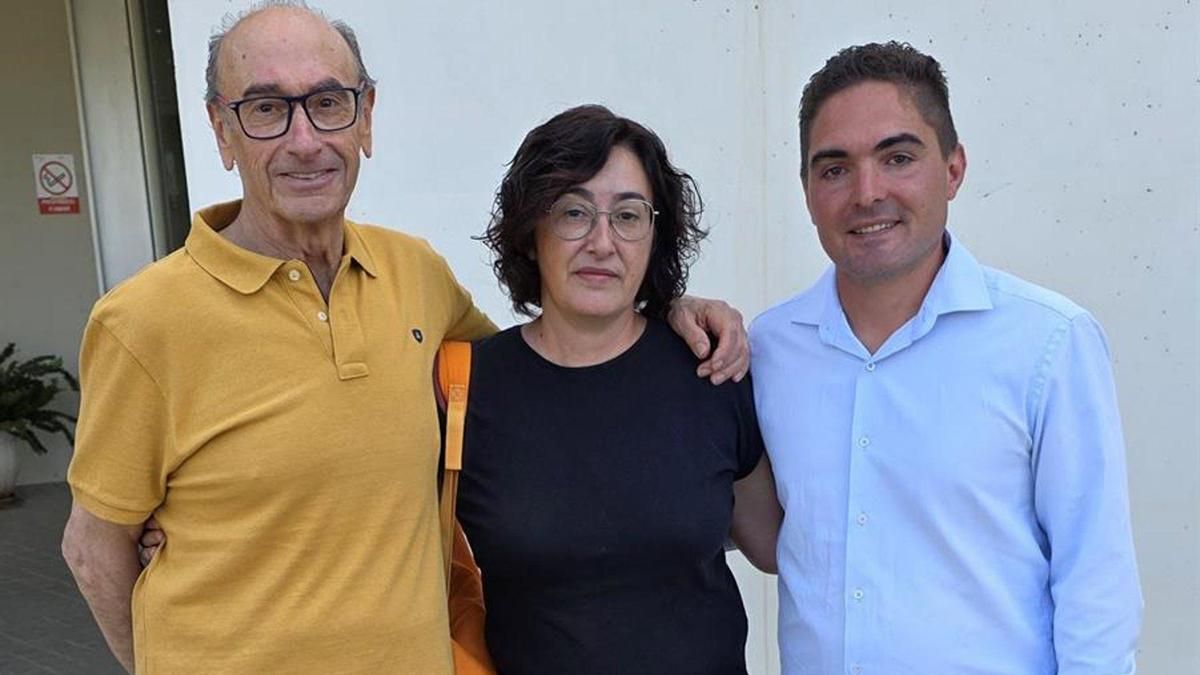 El alcalde, Gabriel Prieto, la arqueóloga Maribel Brenes y Jesús Prieto, posible familiar de una de las víctimas.