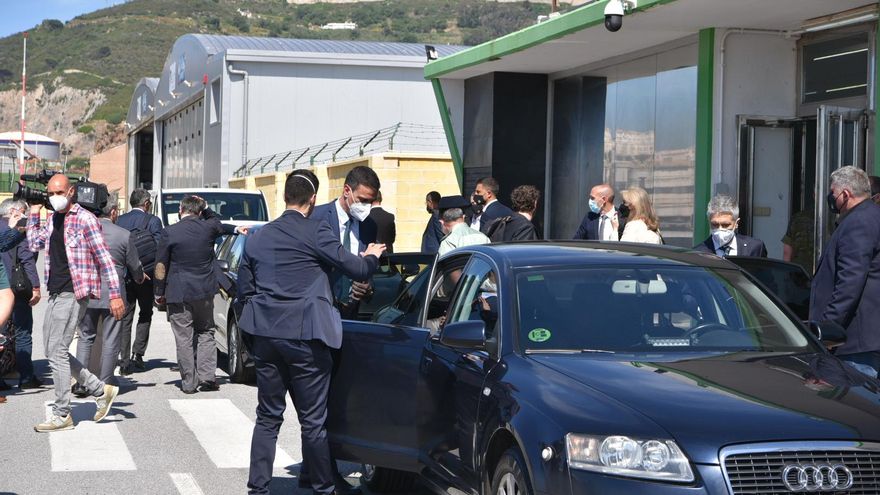 El presidente del Gobierno, Pedro Sánchez (i) y el ministro de Interior, Fernando Grande-Marlaska, suben al coche, a su llegada al Helipuerto de Ceuta, a 18 de mayo de 2021, en Ceuta (España). Sánchez ha realizado la visita para analizar sobre el terrero la crisis migratoria y humanitaria que se ha generado en la ciudad autónoma por la llegada masiva de migrantes desde Marruecos. En una declaración leer más institucional, Sánchez ha garantizado que el Ejecutivo trabaja para restablecer el orden y la seguridad en las ciudades autónomas con la "máxima celeridad", y que defenderá con "firmeza" la "integridad de España". Además, ha exigido a Marruecos "cooperación" y "respeto a las fronteras mutuas" para poder resolver esta crisis.