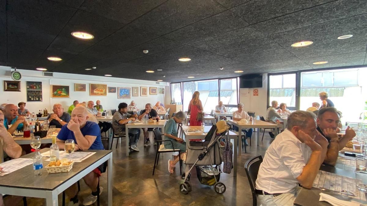 Restaurante del hogar de jubilados Erdialde durante la hora del almuerzo