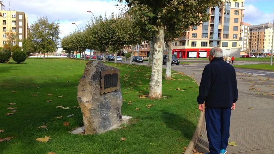 Un viandante observa el monolito de donde arrancaron la placa conmemorativa apenas unas horas después de inaugurarse.