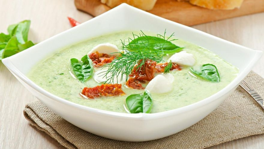Sopa fría de calabacín: la receta ligera, refrescante y económica que es perfecta para tomar en verano