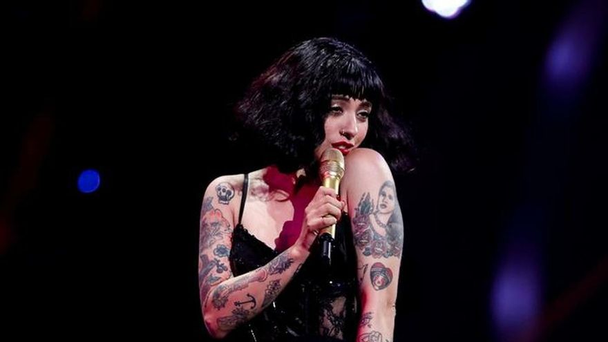 La artista chilena Mon Laferte fue registrada este lunes, durante su presentación en la segunda noche del Festival de Viña del Mar (Chile).