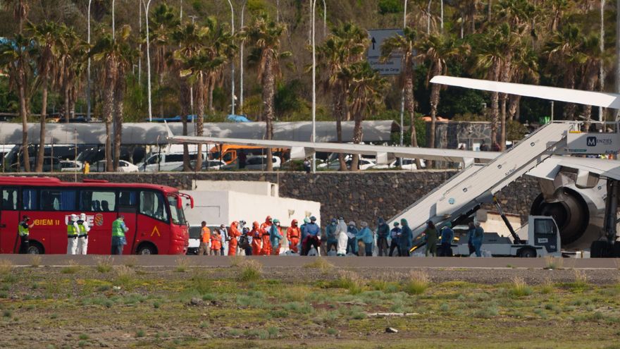 Los 14 pasajeros españoles que iban a bordo del barco Hondius que ha sufrido un brote de hantavirus han embarcado en el aeropuerto de Tenerife Sur en el avión del Ejército del Aire que los trasladará a Madrid, para iniciar un periodo de cuarentena en el Hospital Gómez Ulla.