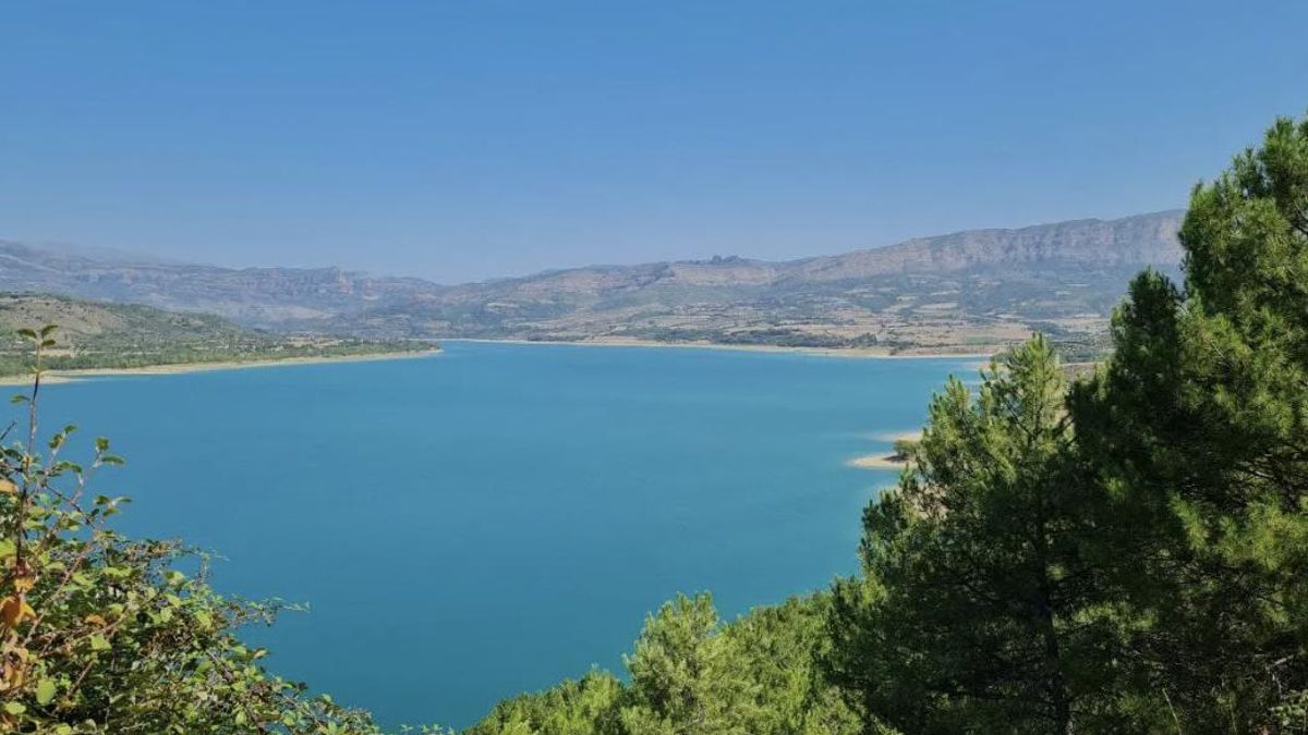 El embalse que pertenece a un pueblo medieval y en el que darse un buen chapuzón en esta provincia catalana alejada del mar
