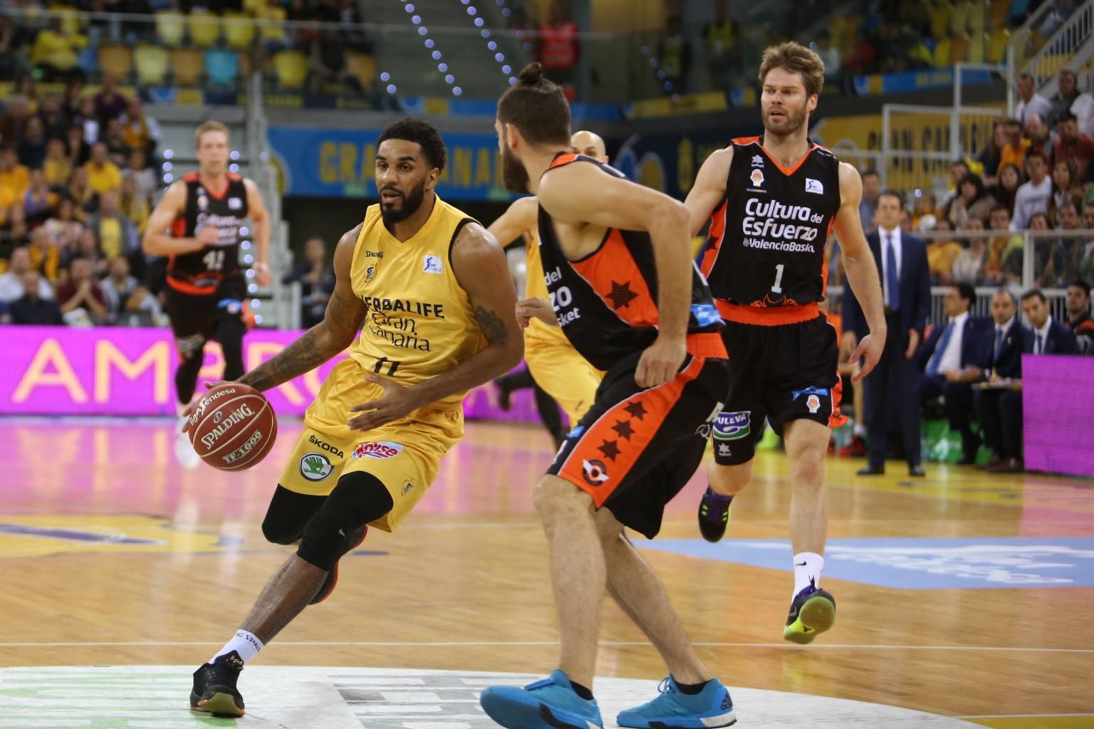 Imágenes del partido disputado entre el Herbalife Gran Canaria y el Valencia Basket. (Alejandro Ramos).