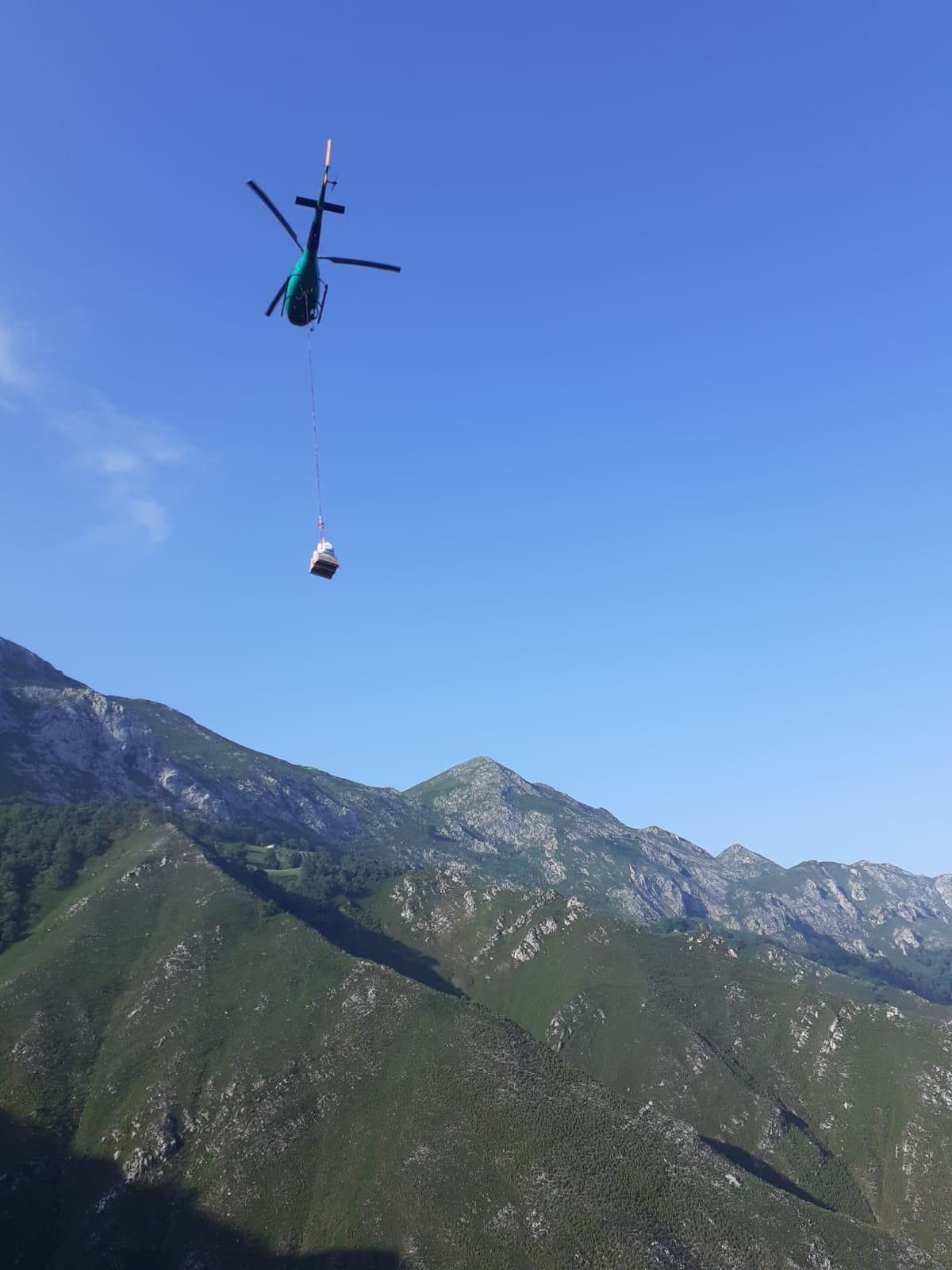 Helitransporte de pienso a los Picos de Europa.