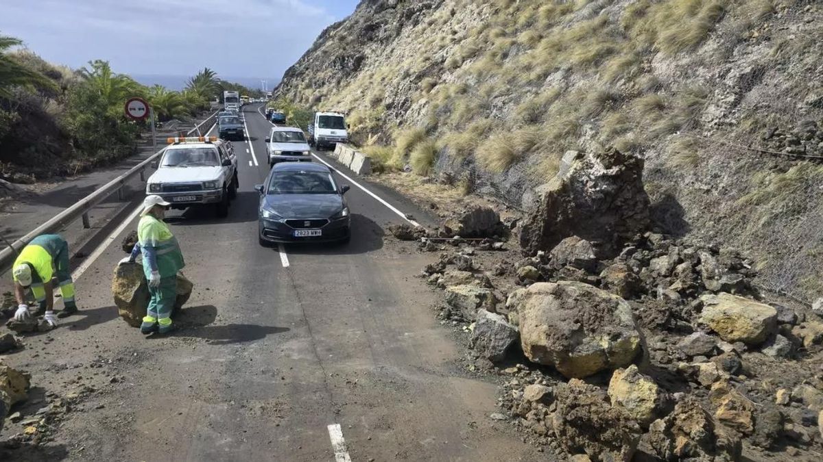 Imagen de la carretera del aeropuerto de La Palma (LP-5) afectada por un desprendimiento en tramo del Risco Alto. (Breña Baja).