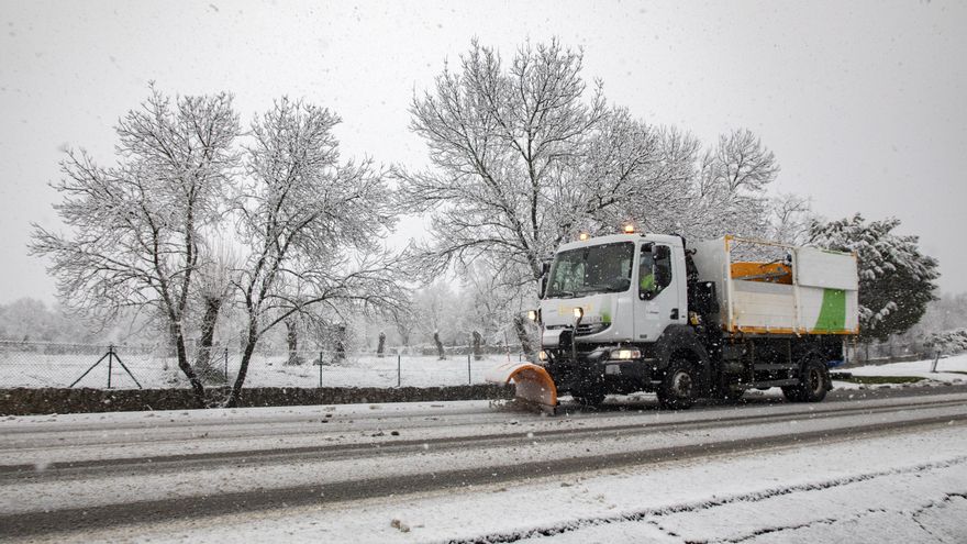 Una máquina quitanieves trabaja a la altura de El Boalo, en la Comunidad de Madrid.