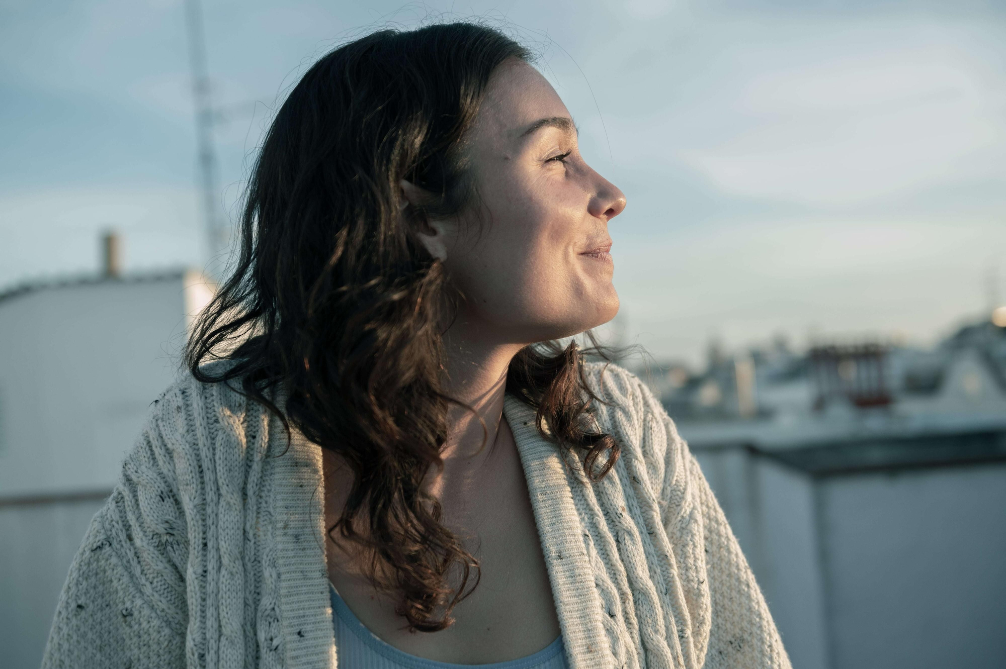 Primeras imágenes de Nadia de Santiago y Álvaro Cervantes en 'El tiempo que te doy' de Netflix