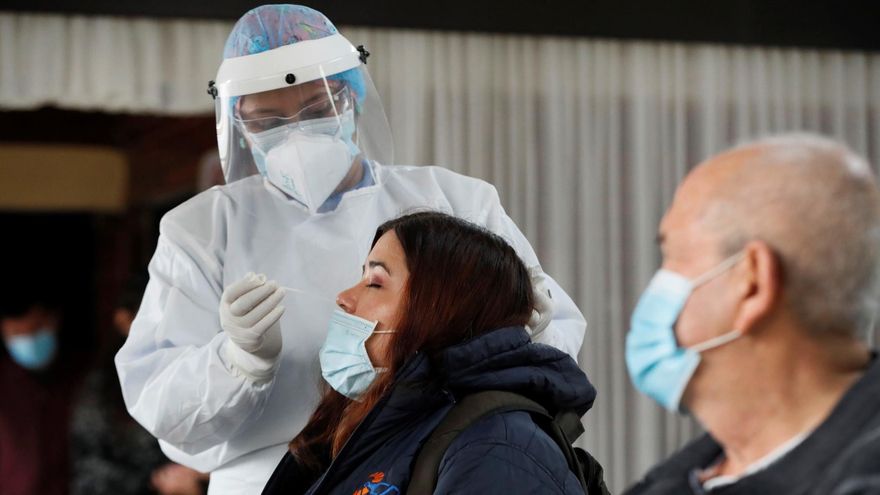 Una mujer se somete a una prueba de COVID-19 en Bogotá.