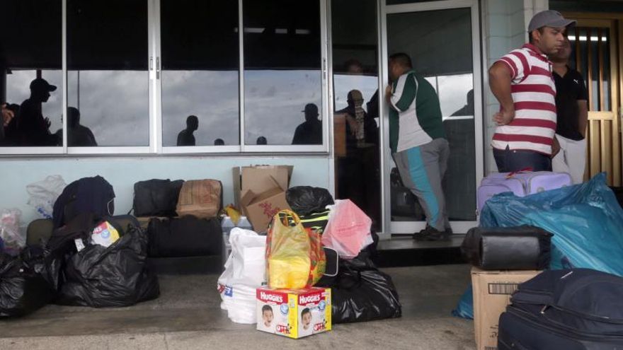 Fotografía del 10 de junio de 2016 de artículos de primera necesidad como pañales y papel de baño comprados por ciudadanos venezolanos en Cedros (Trinidad y Tobago) para llevarlos de vuelta en un ferry hacia Tucupita en Venezuela.
