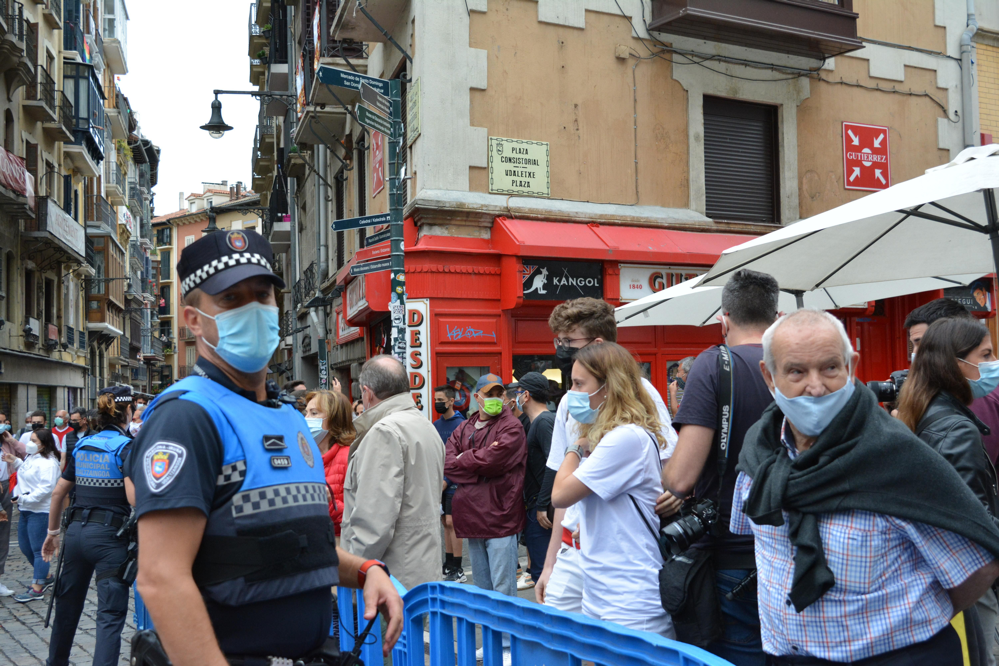 Varias personas vestidas de rojo y blanco en la plaza del Ayuntamiento de Pamplona el 6 de julio de 2021