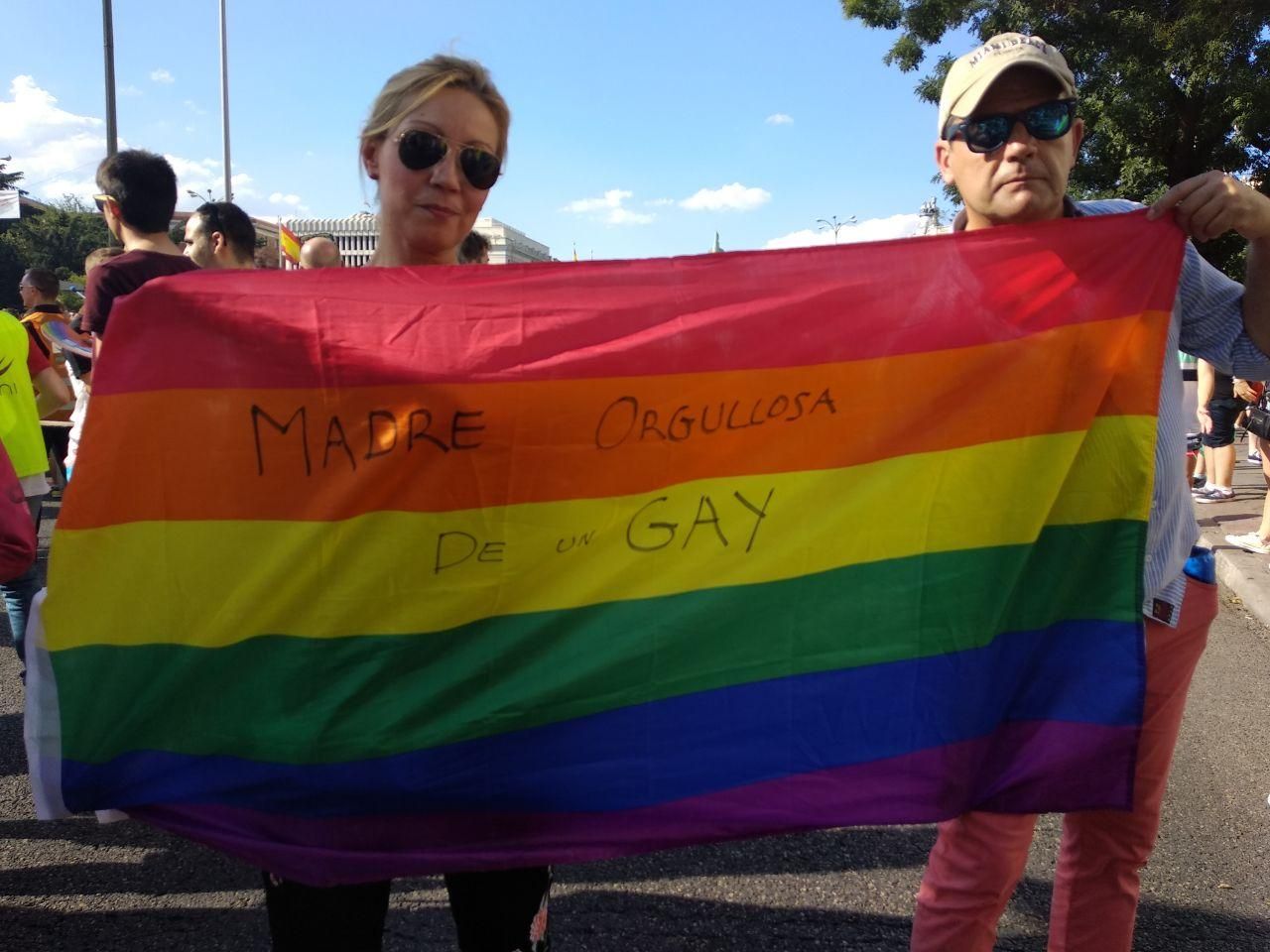 "Madre orgullosa de un hijo gay", pancarta del Orgullo 2018