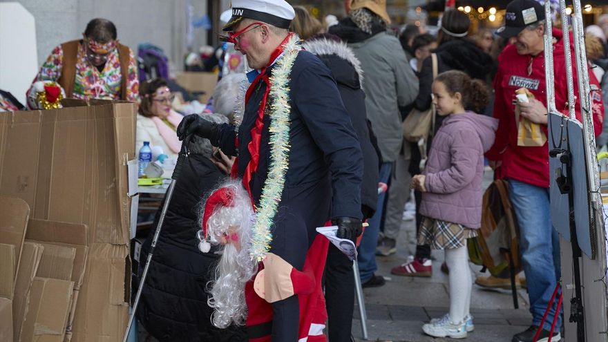 Varias personas hacen cola para entrar en el Sorteo Extraordinario de la Lotería de Navidad, en el Teatro Real, a 21 de diciembre de 2024, en Madrid (España).