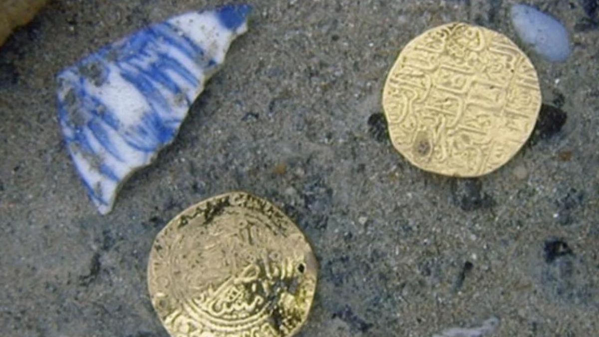 Esculturas indoportuguesas, monedas, especias y porcelana componen un conjunto que refleja el papel simbólico y estratégico del galeón