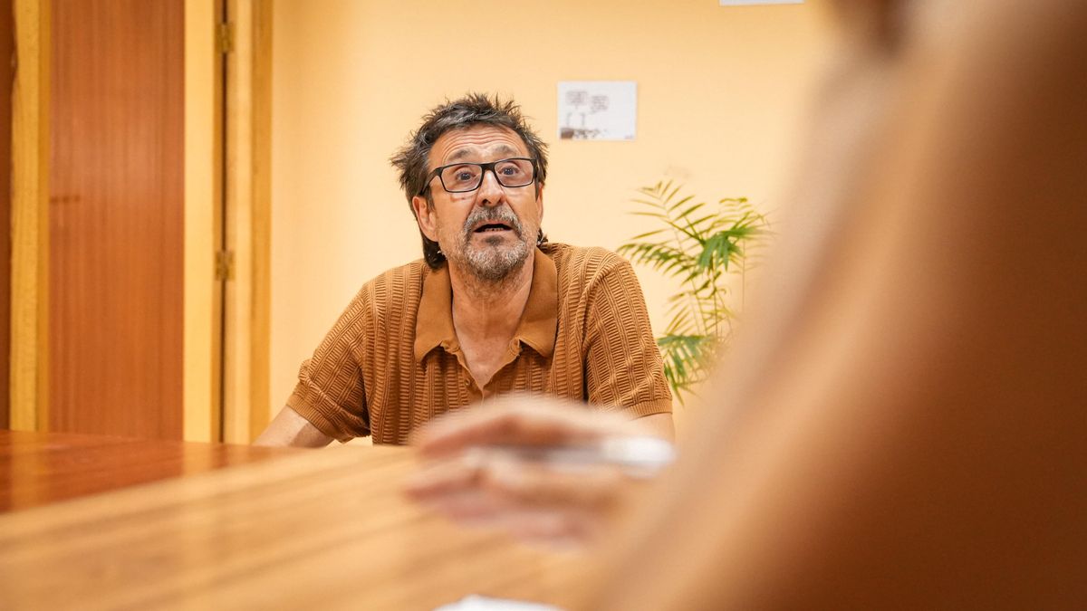 El educador social Yayo Cazallo atiende a familias y menores sobre la adicción a las pantallas en la unidad del Instituto Provincial de Bienestar Social de Córdoba.