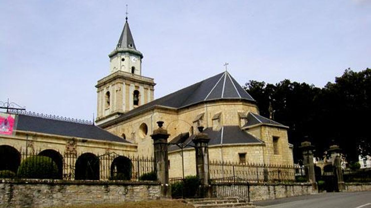 Sobre una apacible colina que domina el valle se erige el majestuoso Santuario de Nuestra Señora de la Encina, finalizado en 1498
