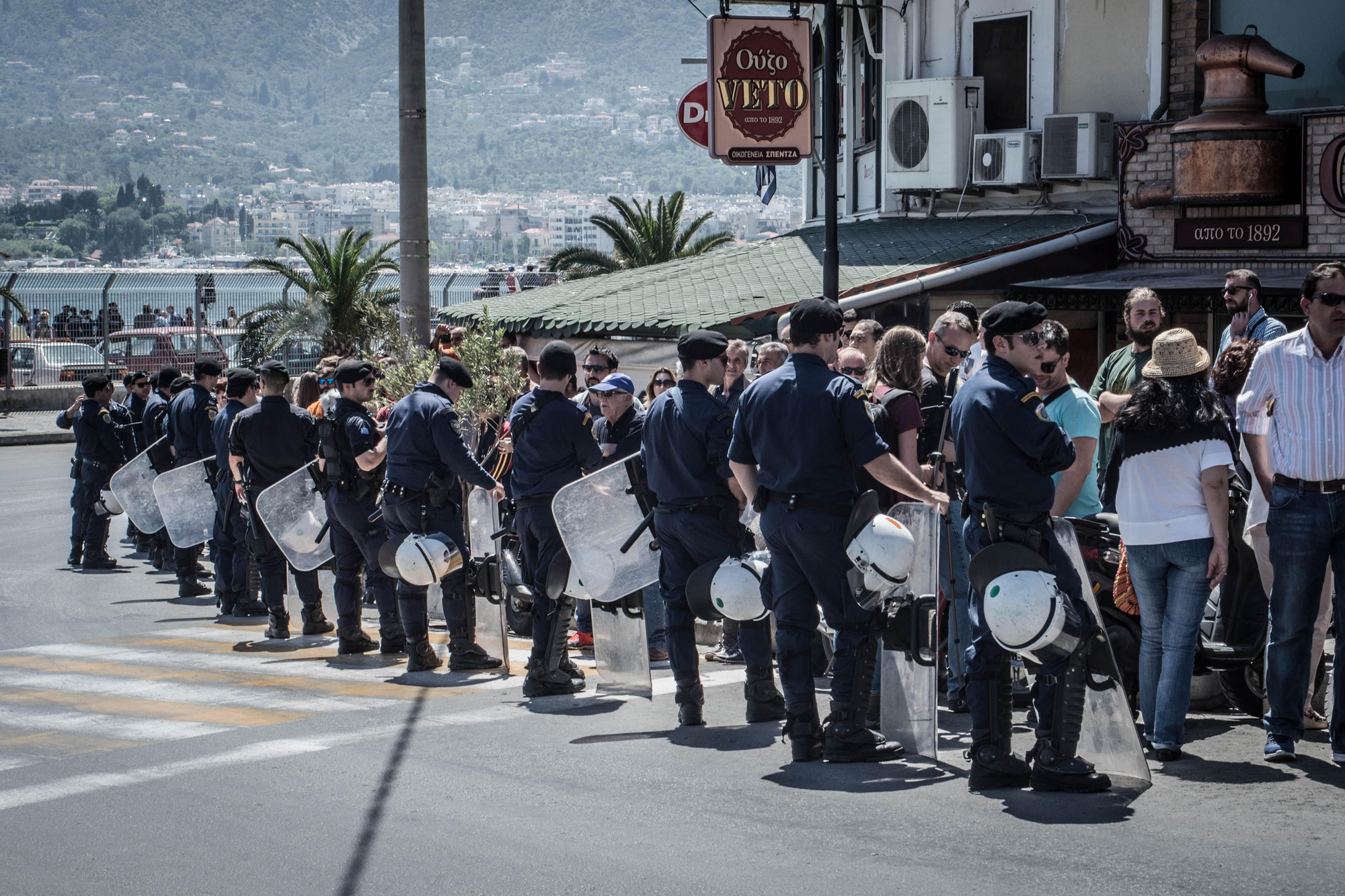 Protesta en el puerto de Mytilini, en la isla de Lesbos