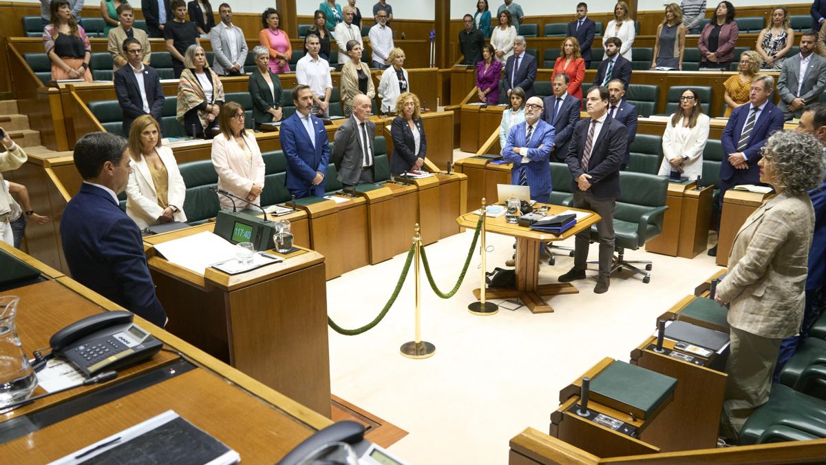 Minuto de silencio en el Parlamento Vasco