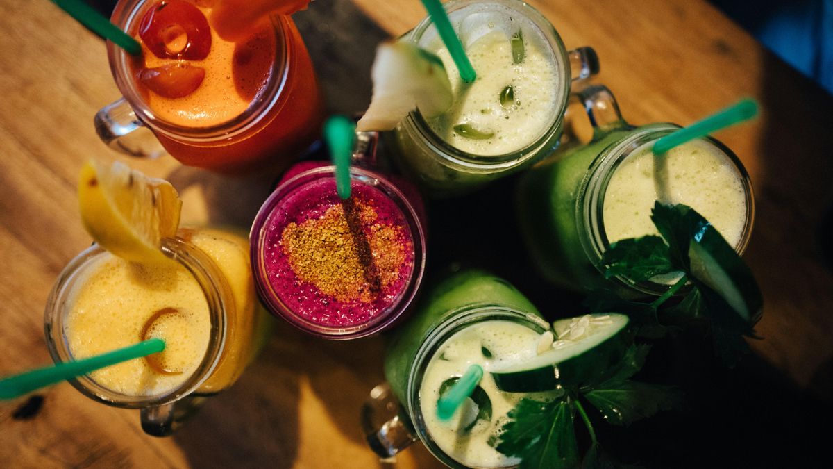 Más allá del azúcar: una nutricionista explica todas las diferencias entre el zumo de fruta y los refrescos