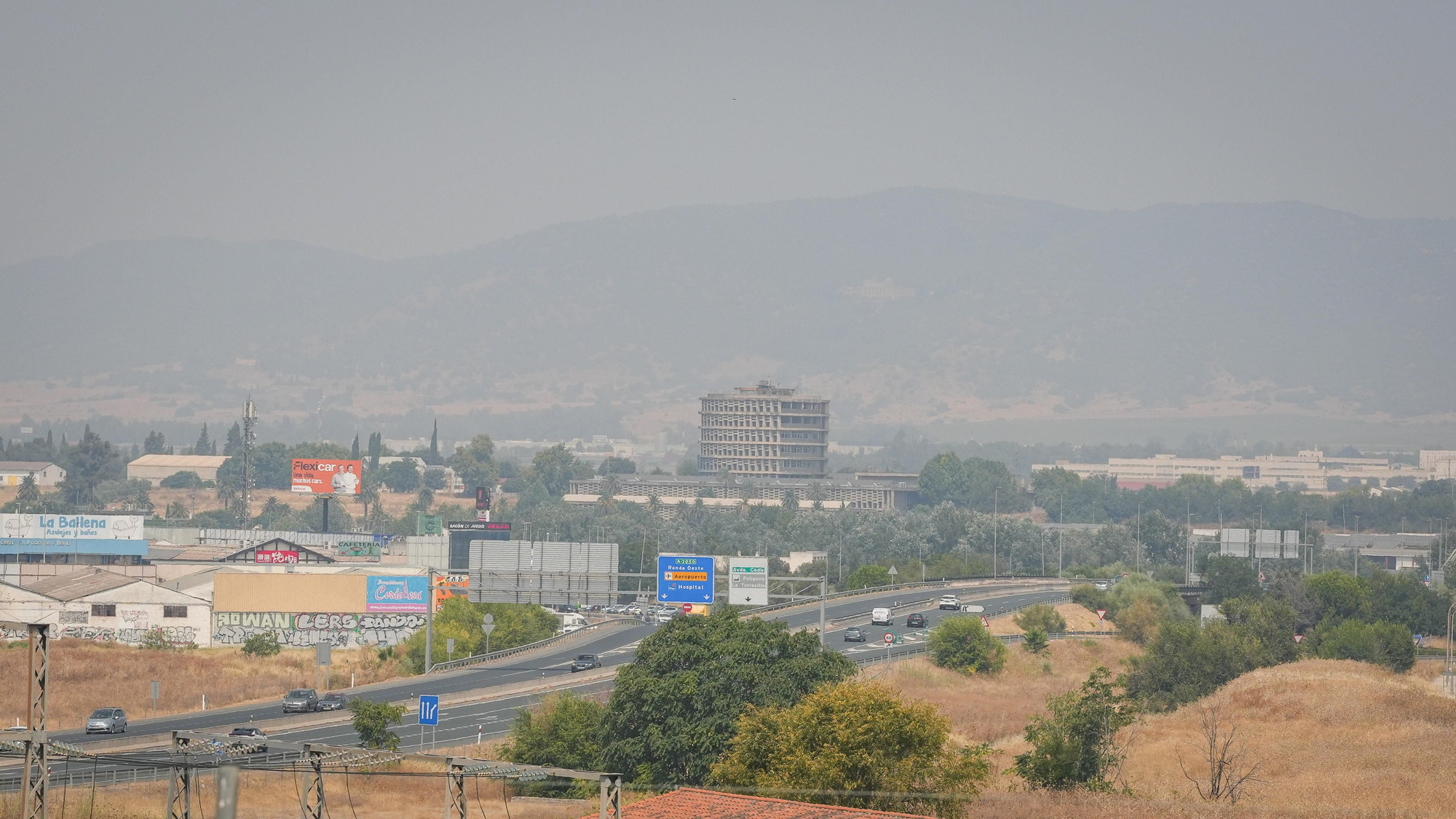 Córdoba bajo el humo de los incendios del centro de la península