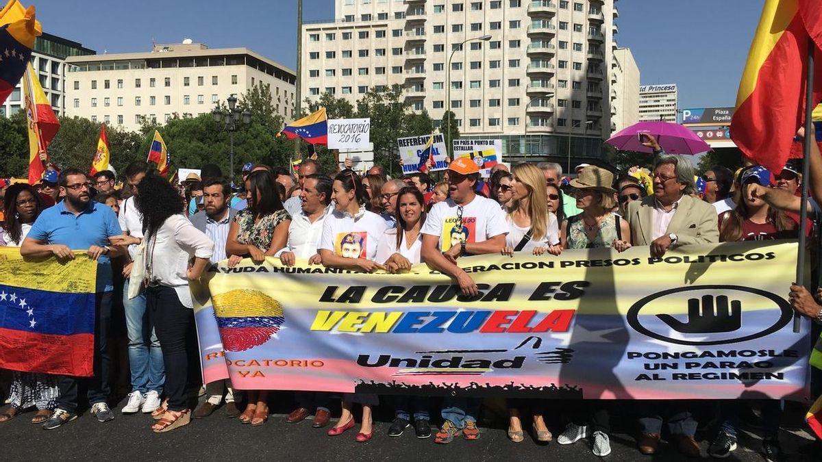 La comunidad venezolana de Madrid pide en una marcha el revocatorio contra Maduro y la liberación de presos políticos