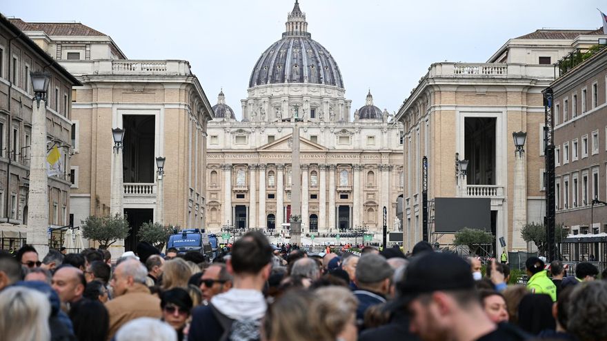 Unas 150.000 personas despiden al papa en la basílica de San Pedro antes del funeral
