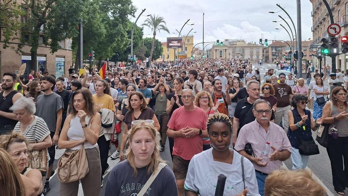 Miles de murcianos recorren la avenida Teniente Flomesta de la capital murciana en protesta por la crisis de la vivienda el 3 de octubre de 2026