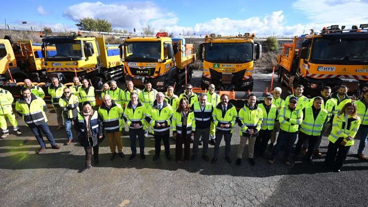 Diez vehículos, 80 operarios y cien toneladas de sal, listos ante heladas y nevadas en las carreteras de Córdoba