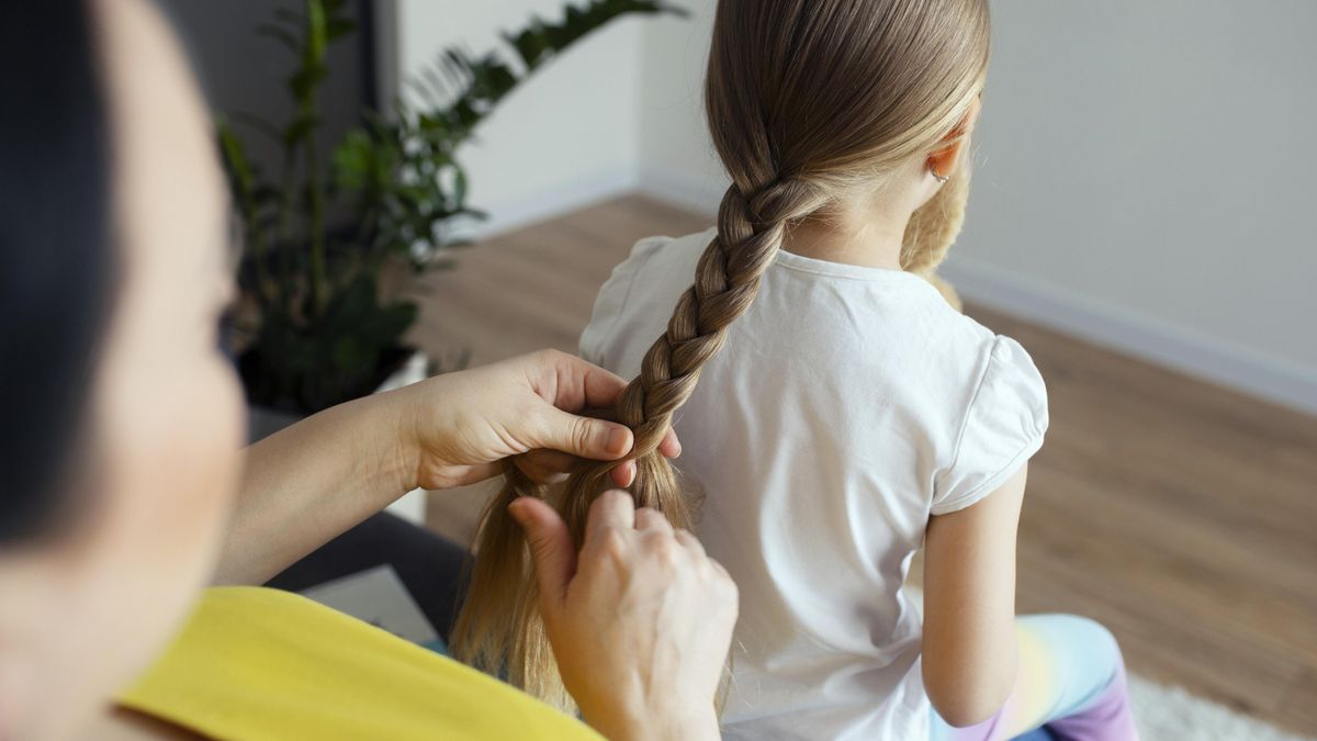 Trenzas, moños  o colas de caballo ayudarán porque minimizan el contacto de los piojos con el cabello de otros niños.