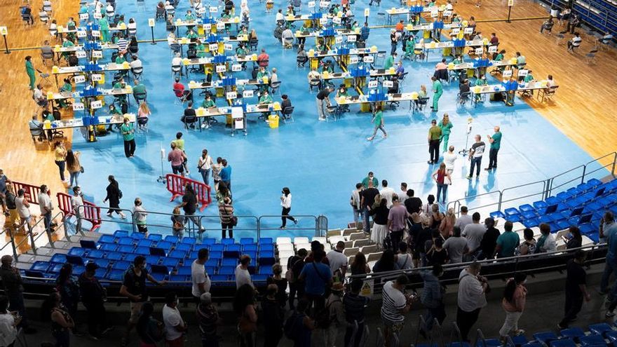 Largas colas en el Santiago Martín para vacunarse contra la COVID-19