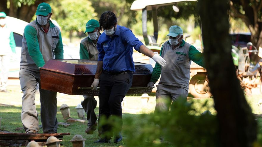 Trabajadores entierran a una persona en el cementerio de Campo da boa Esperança, en Aparecida de Goiania (Brasil), en una fotografía de archivo.