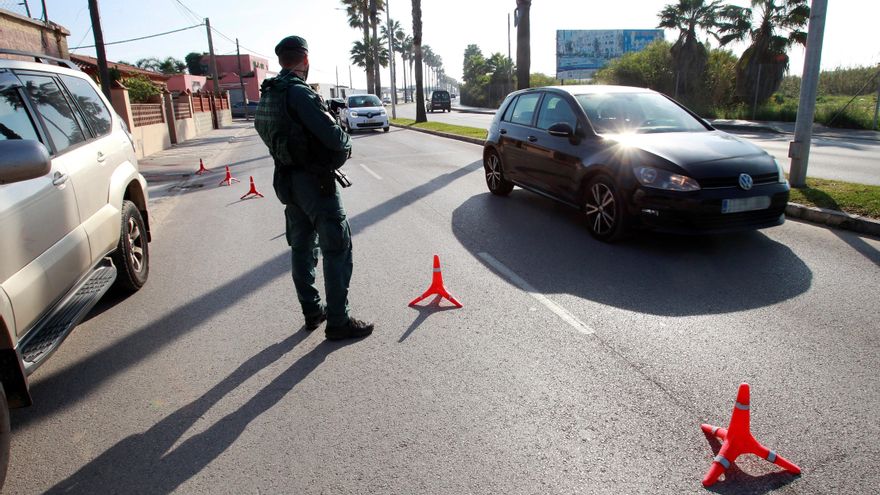 Controles policiales de la Guardia Civil durante la operación. EFE/MC.I.C