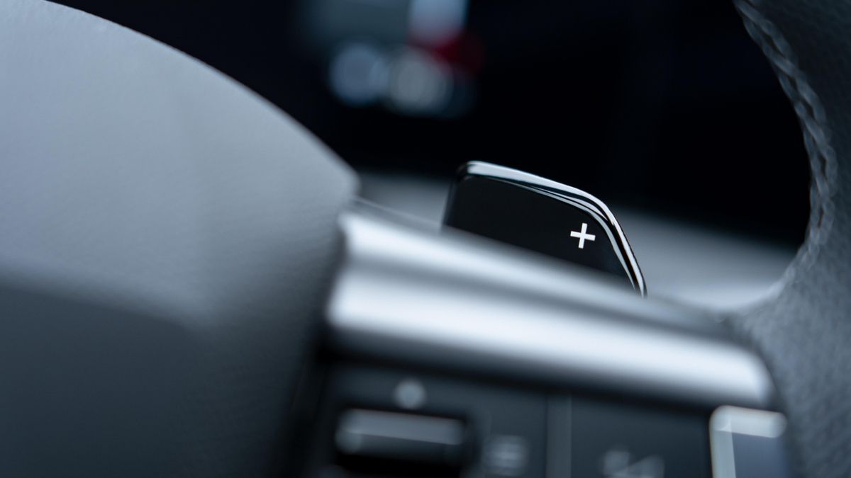 Detalle de una de las levas emplazadas tras el volante.