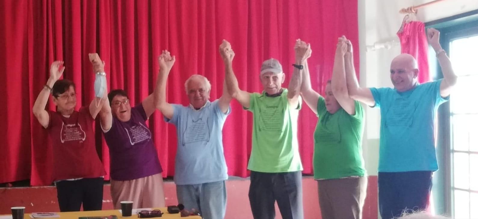 Los hermanos  luciendo la camiseta con la décima escrita por María Manuela. De izquierda a derecha, María Manuela, Emiliana, Honorio, César, Corales y Justo Pérez Cruz.