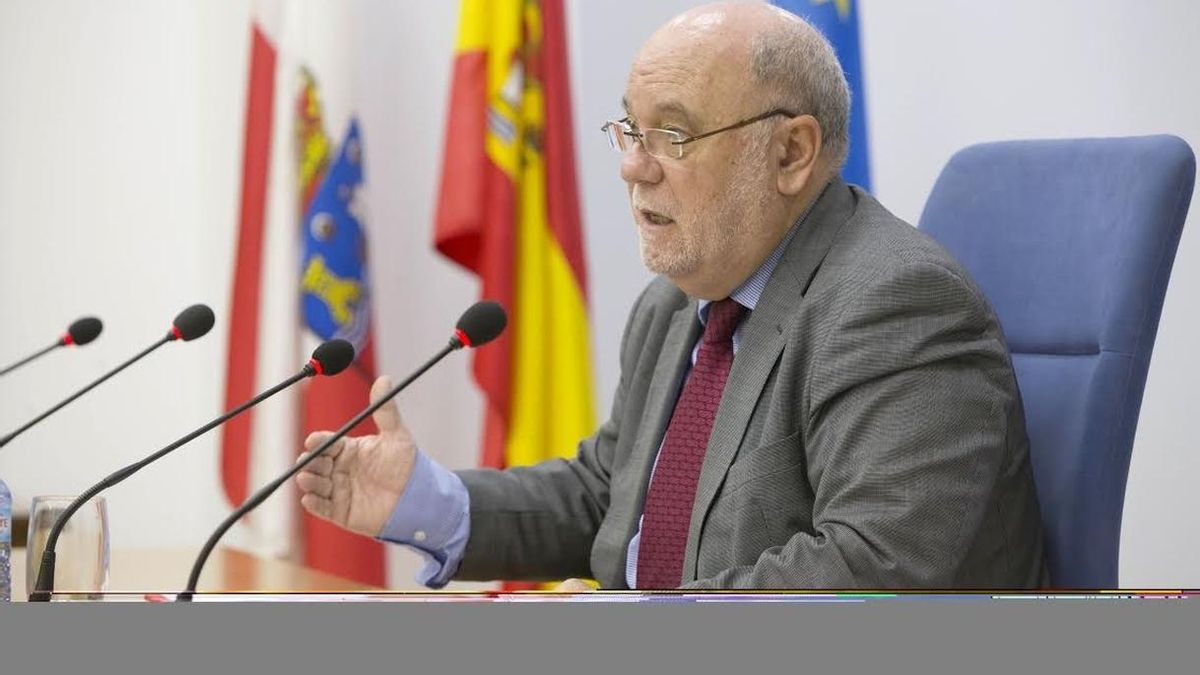 El consejero Sota durante una rueda de prensa.