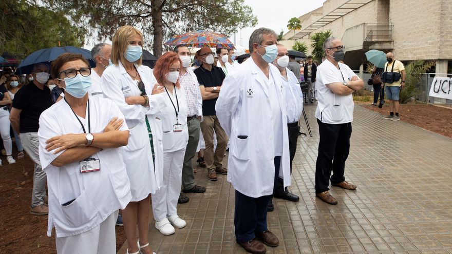 La Junta del Personal del hospital La Plana ha convocado, con el apoyo de los sindicatos, una concentración ante el centro. EFE/ Domenech Castelló