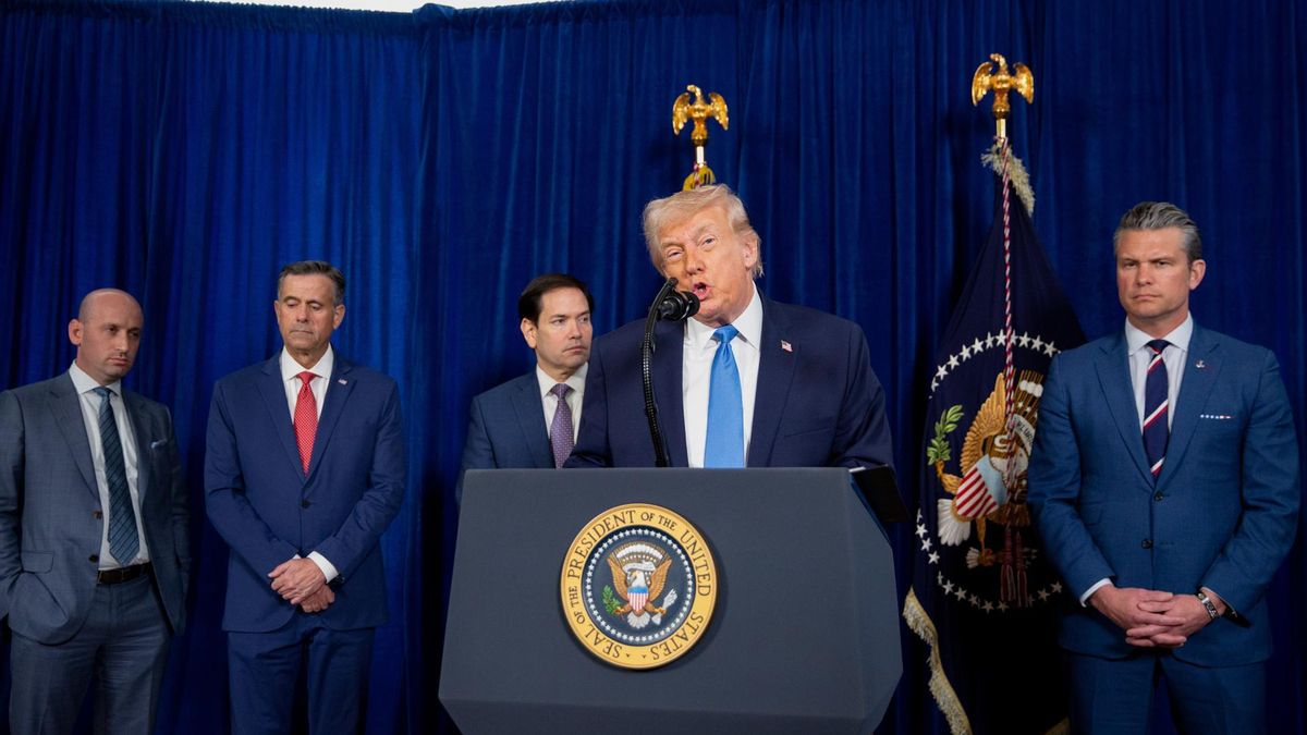 Donald Trump flanqueado por Peter Hegseth (dcha) y Marco Rubio (izq) durante una rueda de prensa en Mar-a-Lago, Florida, el 3 de enero de 2026.
