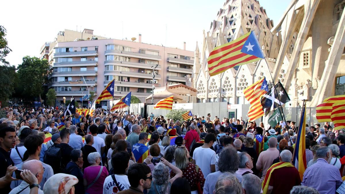 Un juez admite una querella contra los Mossos y la Policía por la expulsión de cantantes de la Sagrada Família