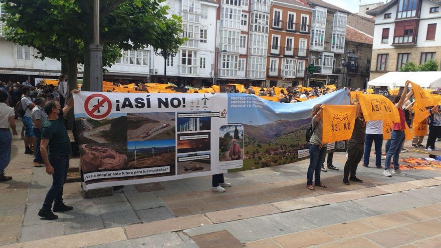 "Así no: nuestros pueblos, para vivir", lema de la manifestación en Reinosa.