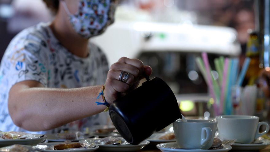 Una camarera prepara un café en un bar de Valladolid. EFE/NACHO GALLEGO