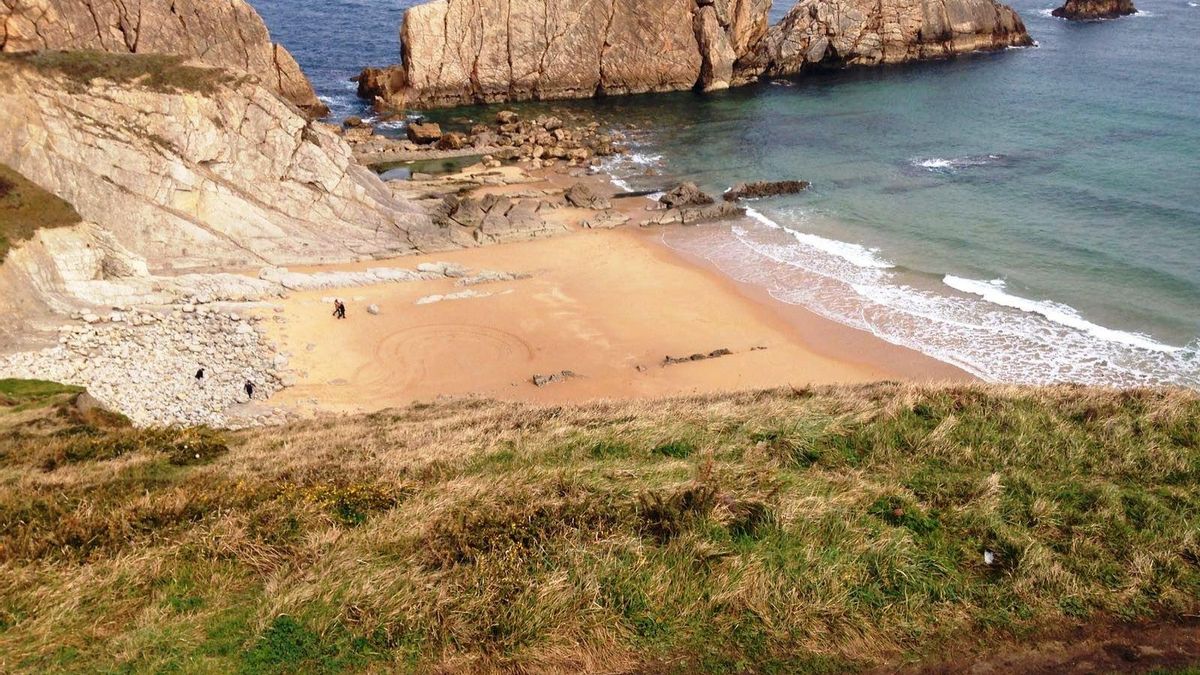 El delegado del Gobierno no asegura que las seis playas cerradas en Cantabria estén abiertas en verano